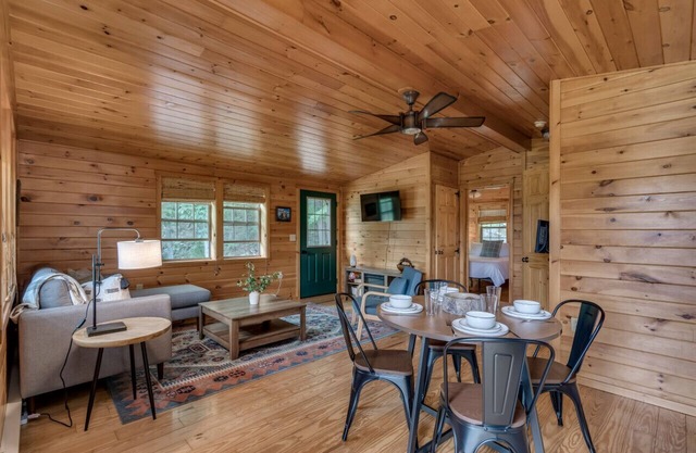 Private Cabin in the Woods-Close to all amenities