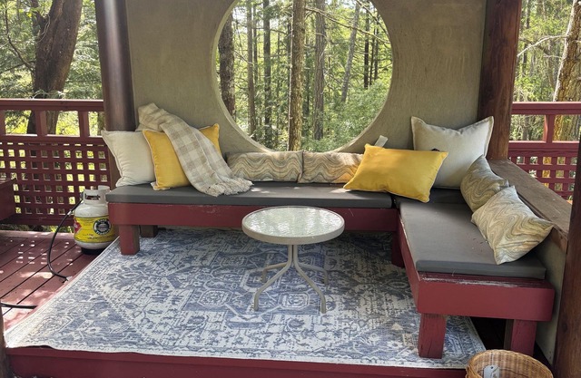 Private cabin with new Hot Tub!!! close to lake, beaches, trails. King size bed.