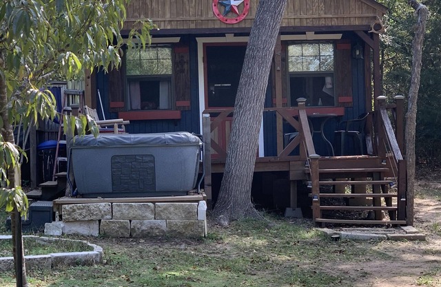 Private Kabine mit Whirlpool. Eingebettet in den Wald direkt am Lake Limestone, Texas.