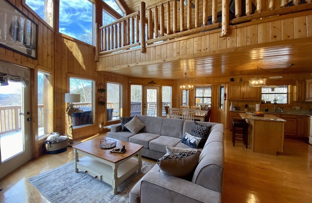 Private cabin with views, hot tub, 8 min from The Great Smoky Mountains Nat Park