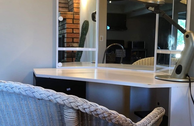Private Casa 2 bdrm up/2 down; jacuzzi in master;fenced yard