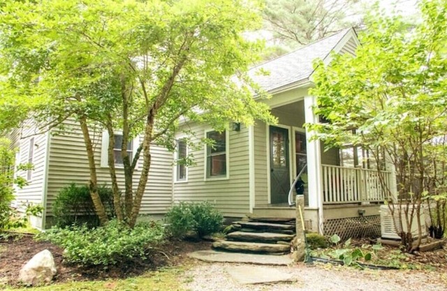 Private chalet on 13 ac w/ fireplaces, hiking trails and lakes, restaurants