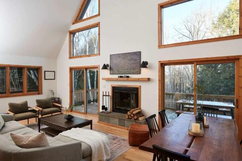 Private Chalet with Fire Pit Deck and Large Yard