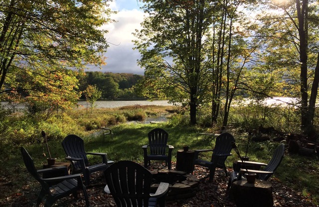Private Charming & Cozy -Lake Front Cottage- Great for Family, Friends & Couples