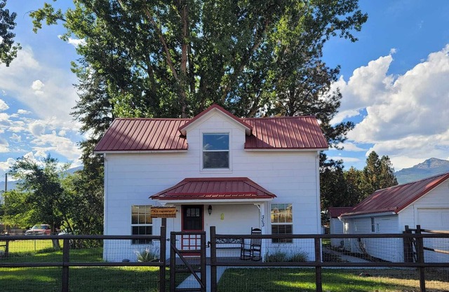 Private, Charming & Cozy1926 Farmhouse w/huge fenced yard (dogs allowed in yard)