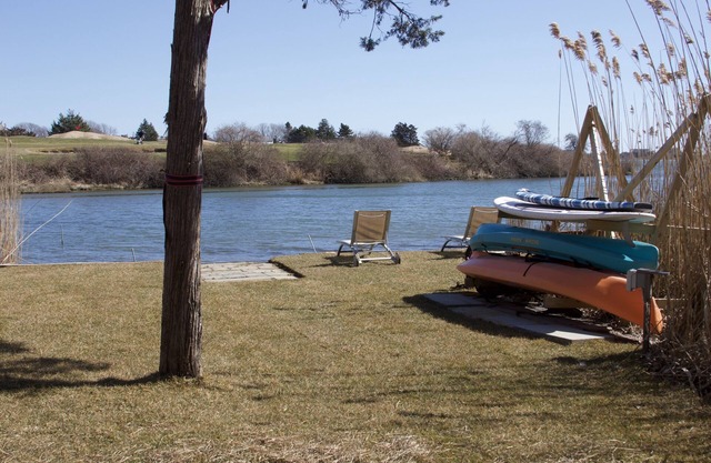 Private chic waterfront retreat-newly renovated