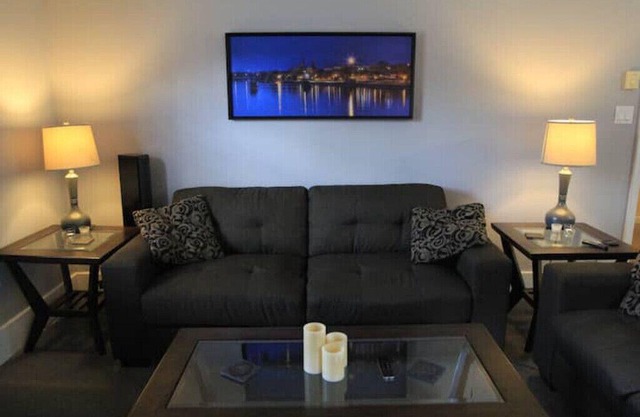 Private & clean 2 bedroom w/laundryn