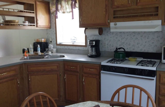 Private, clean, and cozy North Sandy Pond retreat! Close to beach and marina.