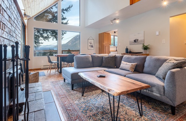 Private Coastal Modern Cabin - Outside sechelt & a 5 minute walk to the Beach!