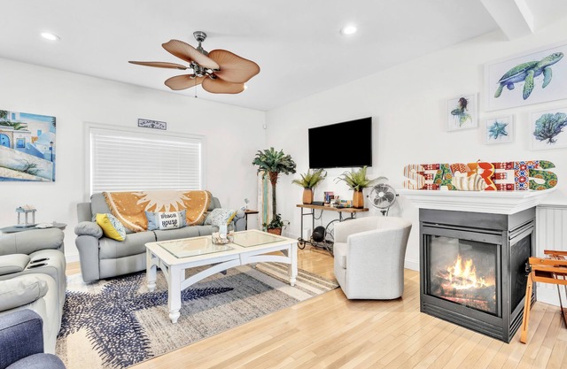 Private Coastal Retreat by Rocky Neck State Park!