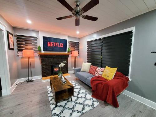 PRIVATE & COMFORTABLE Full house near Royal Alexandra Hospital Stadium Downtown & Mall Access