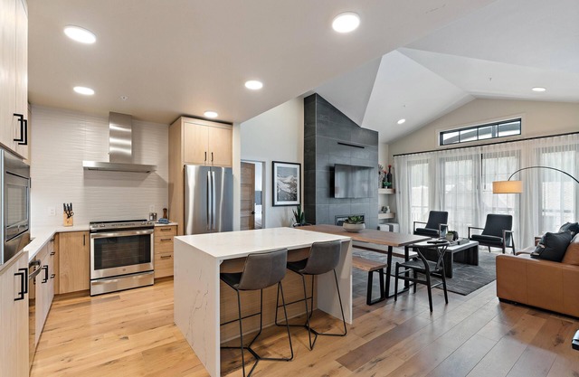 Private Condo|Fireplace|Top Floor Balcony|Plaza View