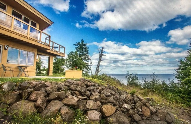 Private, condo on Lake Superior w/ Panoramic Views, Fireplace, & Jacuzzi Tub!