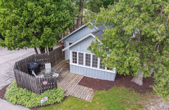 Downtown Fish Creek Charm: Old Fashioned Cottage