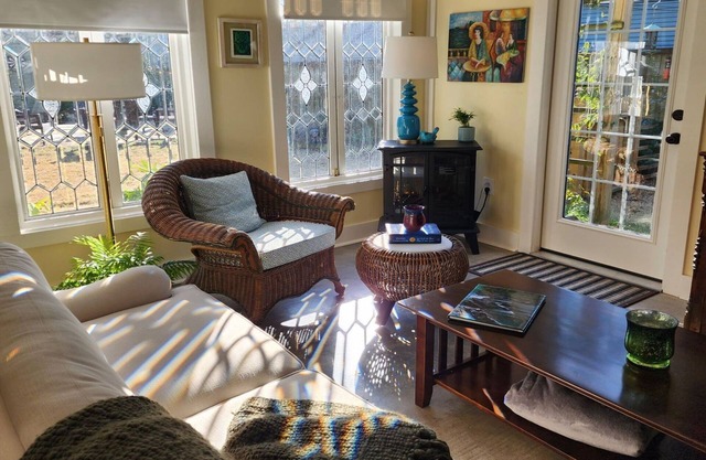 Private Cottage in Historic Downtown