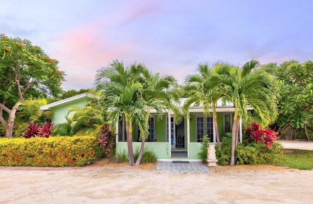 Private Cottage on Bayfront Estate – Pool, Beach, and Boating Paradise