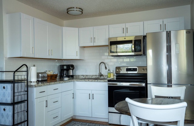 Private Cottage-walk to Pearl st, CU-Private Fenced yard/pet friendly