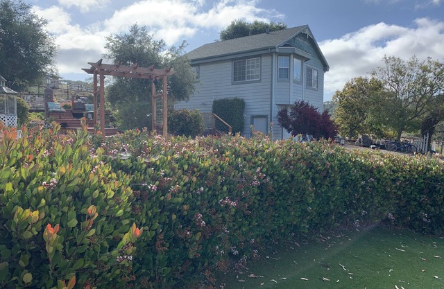 Private country cottage with gazebo and rose garden. Wineries nearby.