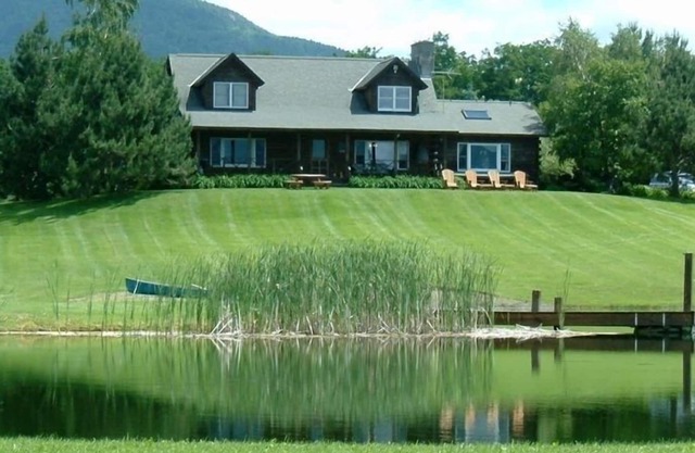 Private Country Log Home mit spektakulärem Blick und Teich auf 11 Acres
