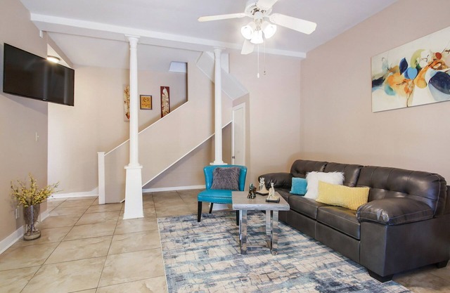 Private Terrasse! ST. CHARLES AVE !!! GARTEN DISTRICT!