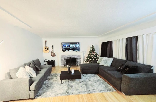 Private Cozy and Spacious 2br Home with TeePee Dining Room! Private Parking! Self Check-in