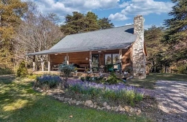 Private Cozy Cabin, Spacious Hot Tub, Fire Pit Hammocks Relax Adventure & Enjoy!