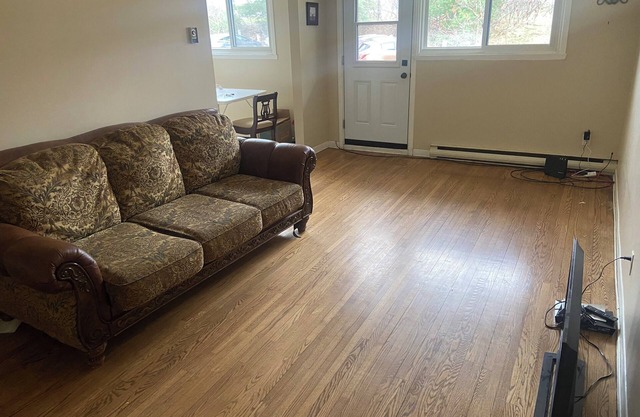 Private Cozy Room in Downtown Deep River