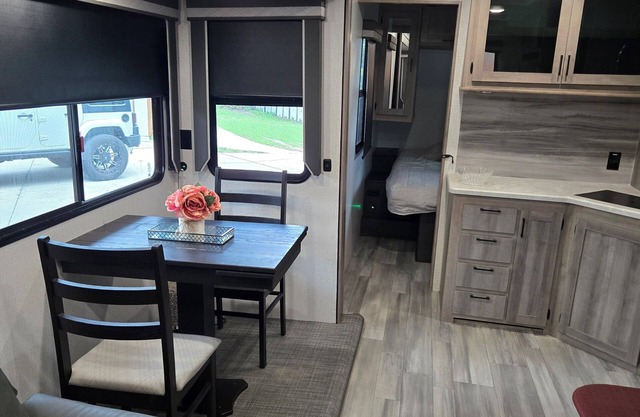 Private Cozy RV with AC and WiFi in Welcoming Sarasota.