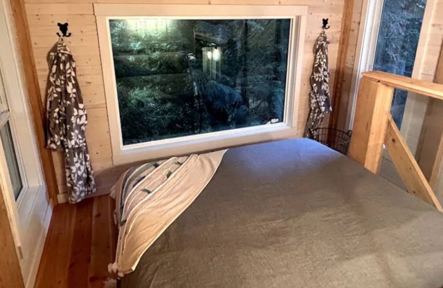 Private Creekside Cabin minutes from Parksville