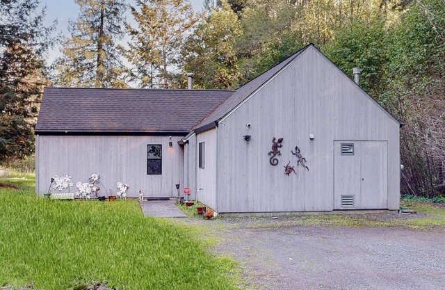 Sehr privat, Creekside Oase auf sechs Hektar mit einer möblierten Terrasse und privatem Grill