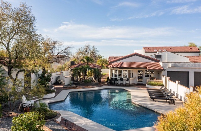 Private Desert Compound w/ pickle-ball, heated pool and more!