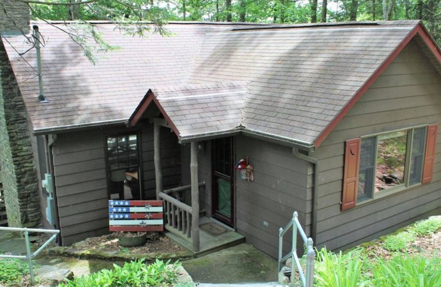 PRIVATE DOCK!! Cozy Lakefront Cabin RIGHT on Lake Wallenpaupack