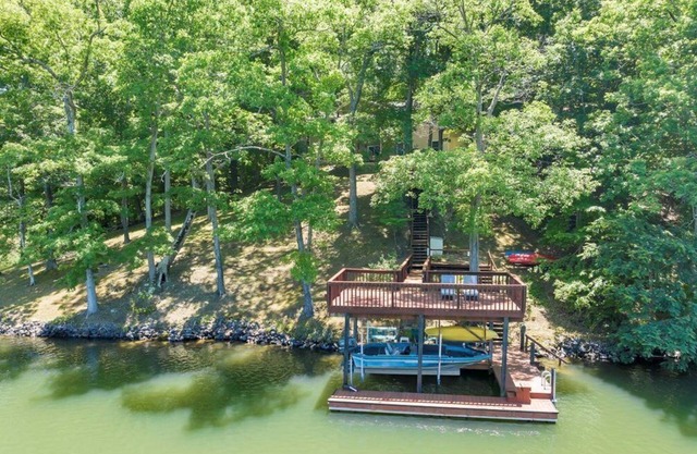 LAKE Whisper Haven - Private dock! Pet friendly