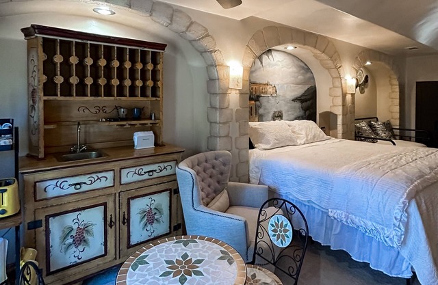 Private, dog-friendly, spacious studio with large pool and outdoor kitchen