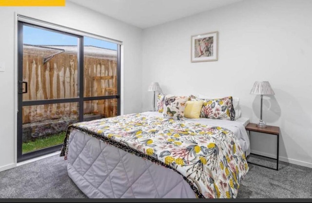 Private double bedroom with attached bathroom near 12 min to Auckland Airport
