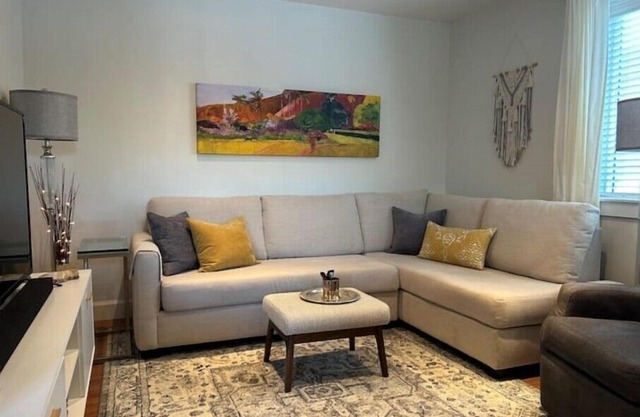 Private downtown lakefront apartment in a unique heritage building. n