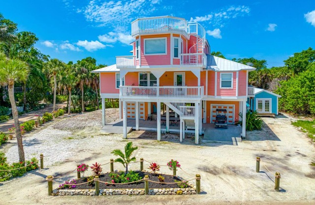 Private Elevated Pool & Deck!