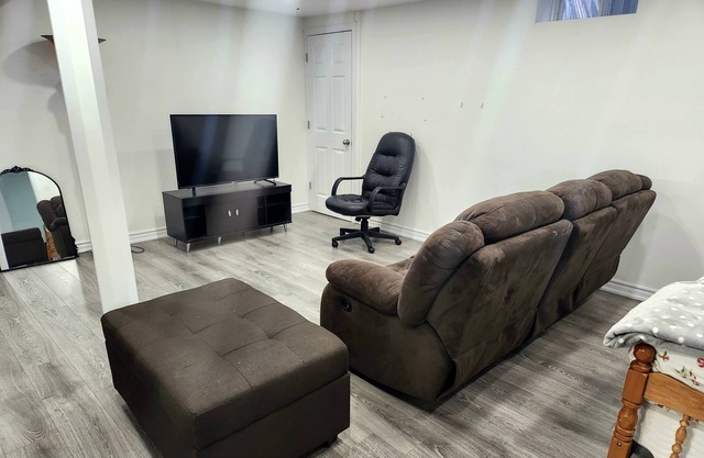 Private Entrance Bsmt Apt, parking, wifi, laundry, clean, quiet and discreet