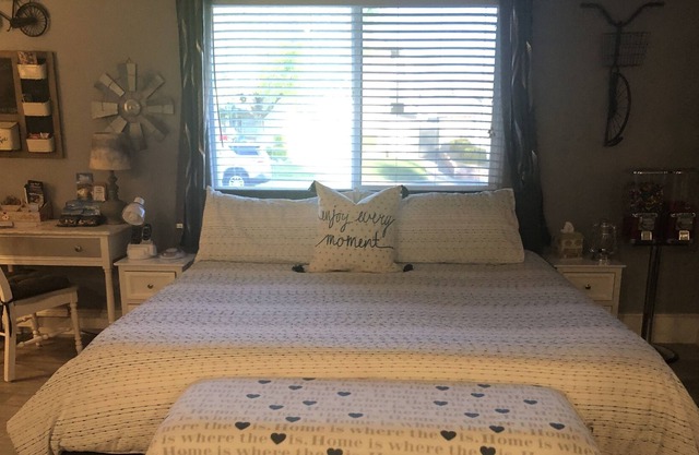 Private entrance king bed wifi continental breakfast - you will love your stay !