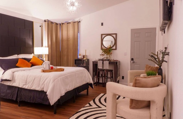 Private Entrance Master Suite w/ Kitchenette