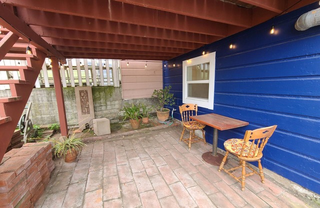 Private Entrance, Cozy 1-Bedroom Apartment, Full Kitchen, Backyard