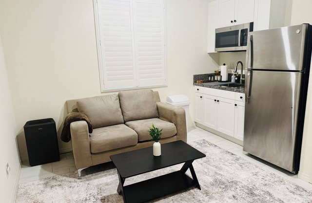 Private Entry Guesthouse in Ontario-Eastvale