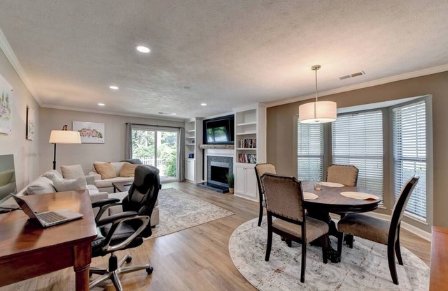 Private Escape - Dine in downtown Alpharetta/shop at Avalon, Walk to Downtown Alpharetta in 9 minute