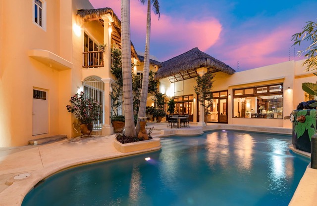 Private Escape W/ Hand Painted Murals Throughout