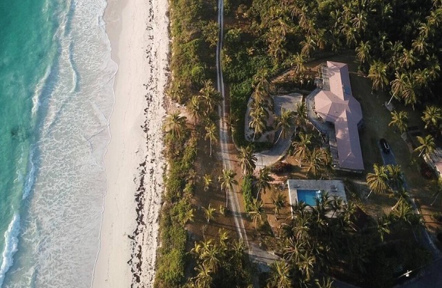 PRIVATE ESTATE ON PINK SAND BCH WITH PRIVATE POOL, WALK TO REST./BAR.