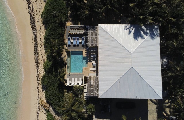 Private Beachfront Estate mit 2 Pools, Heimkino, am Pink Sand Beach!