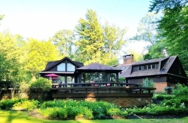 Private Estate Surrounded by Woods, Ponds, Nature and Peace
