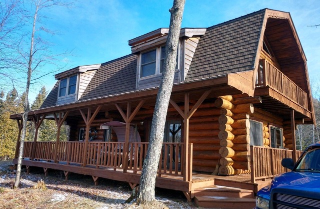 Private, Family/Pet-Friendly, Log Cabin on Waterfront Chicaugon Lake Property.
