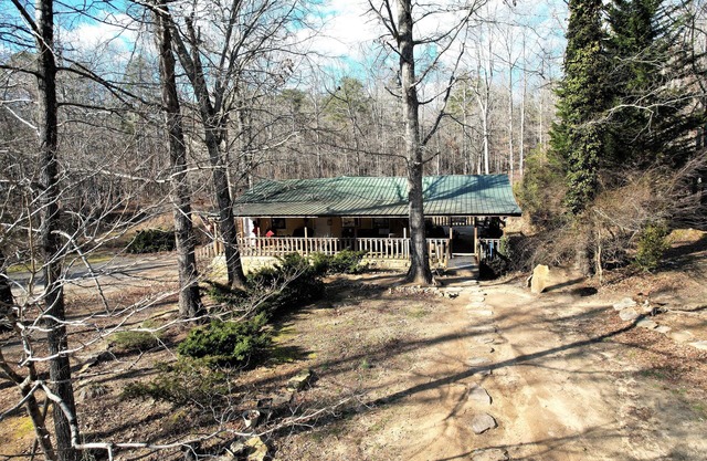 ❤️PRIVATE FAMILY RETREAT! SLEEPS 6! TRAILS, FIREPIT, FISHING POND, & MORE ❤️