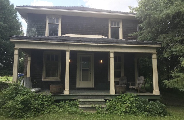 Private farmhouse w/claw foot tubs, firepit and walking trails